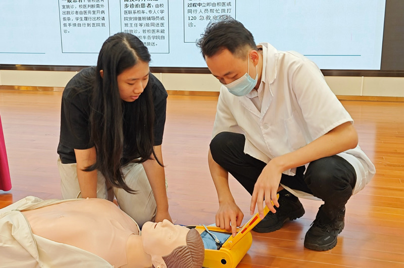 图1:曾小杰给学生们讲授应急救援与心肺复苏技能.jpg