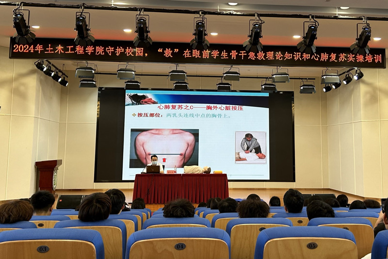 图2:学生现场实操心肺复苏的方法和AED的使用.jpg