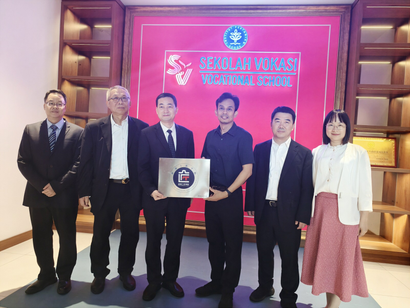 省厅领导及两校代表见证岭南工匠学院建设.jpg