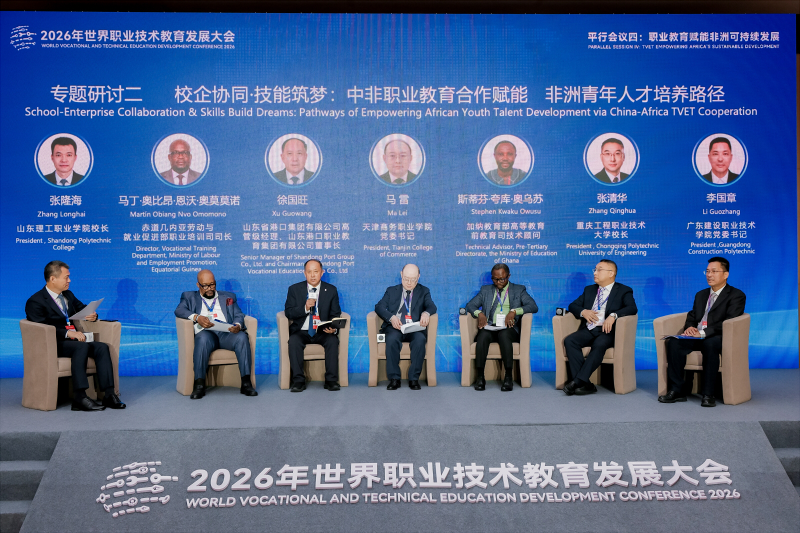 2 李国章参加专题研讨会.jpg