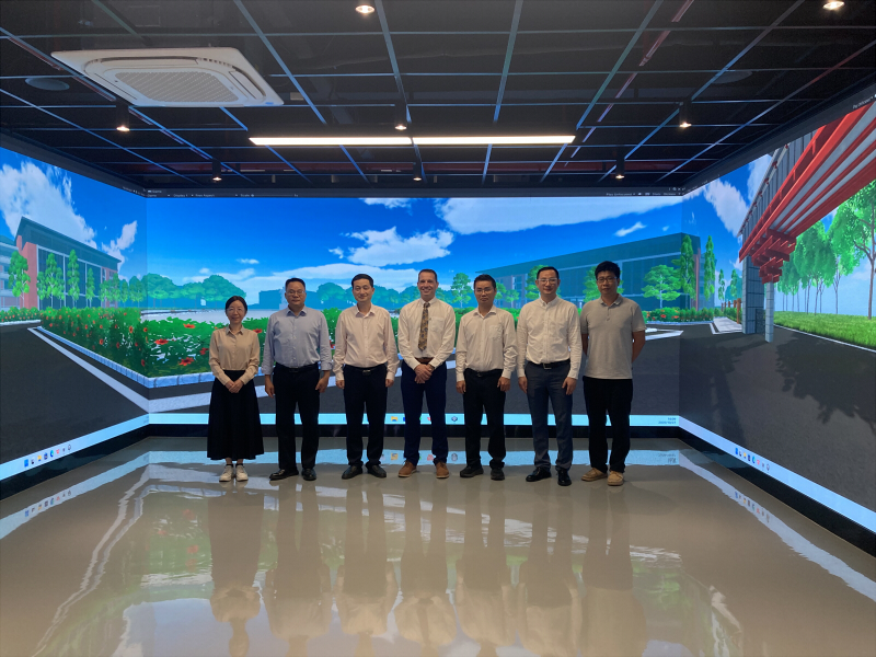 在华晟产业学院合影 - 副本.jpg